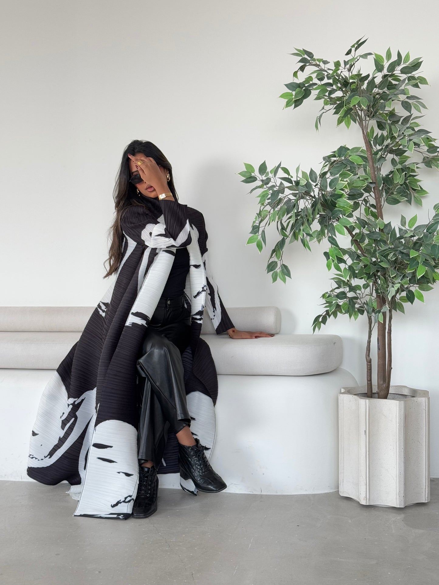 Monochrome Patterned Pleats Abaya