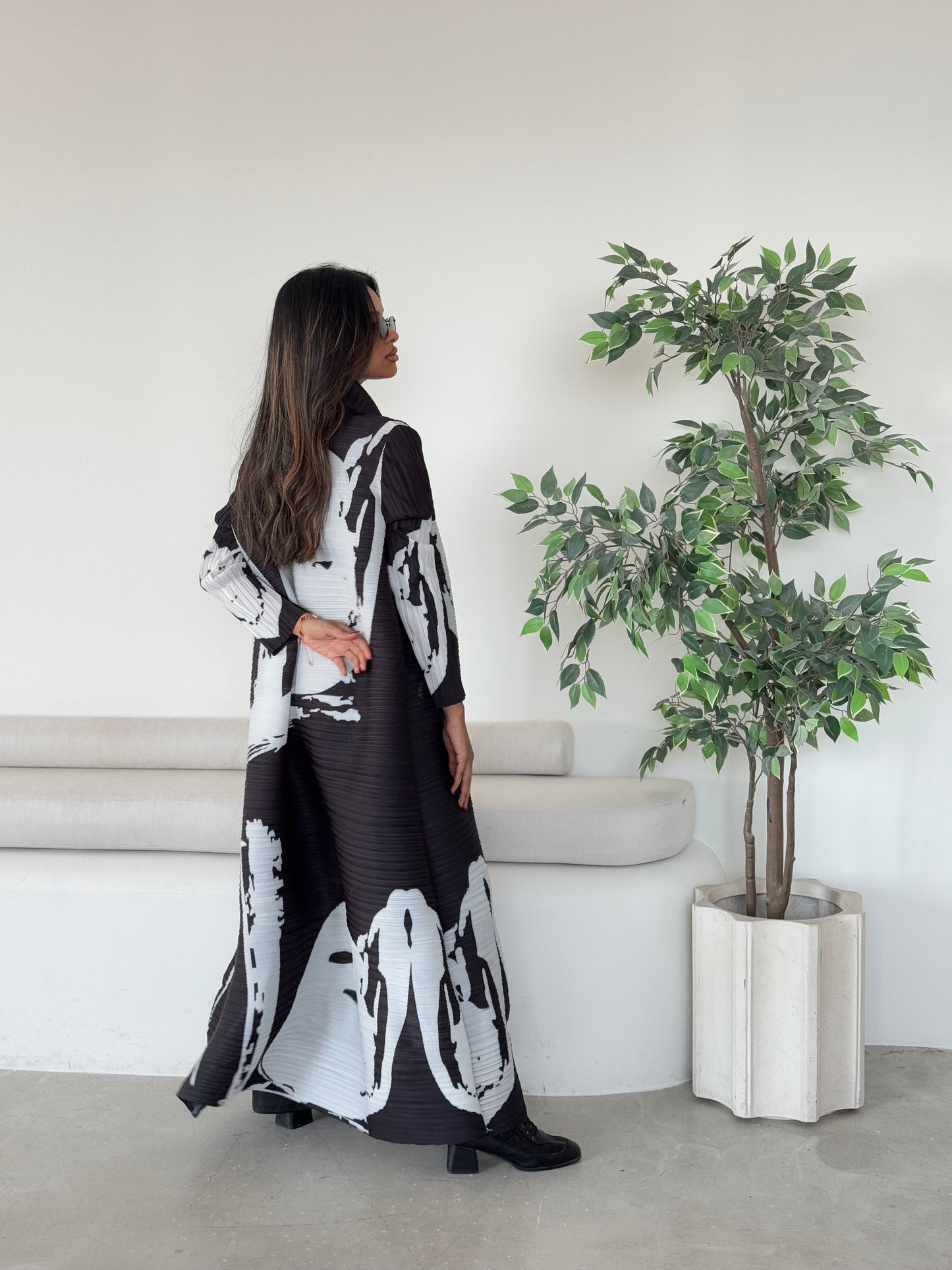 Monochrome Patterned Pleats Abaya