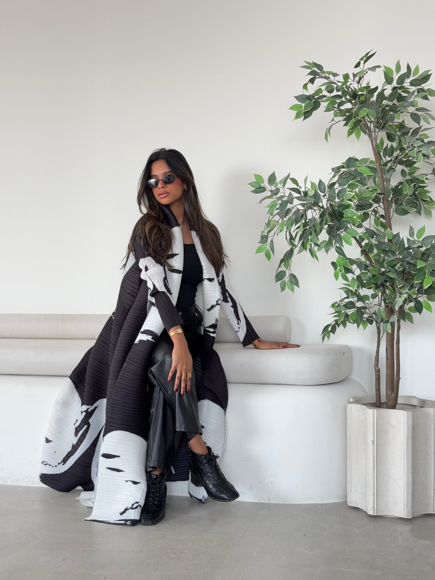 Monochrome Patterned Pleats Abaya