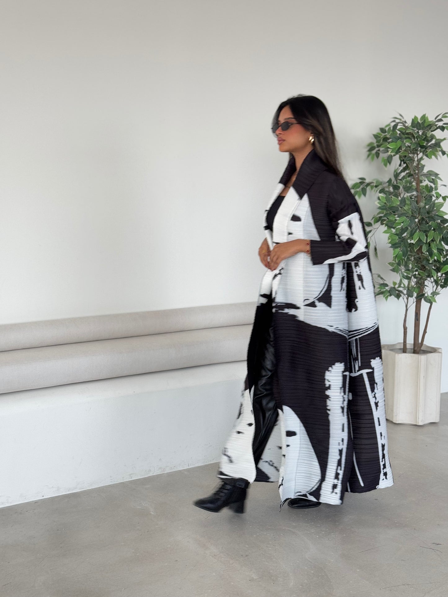 Monochrome Patterned Pleats Abaya