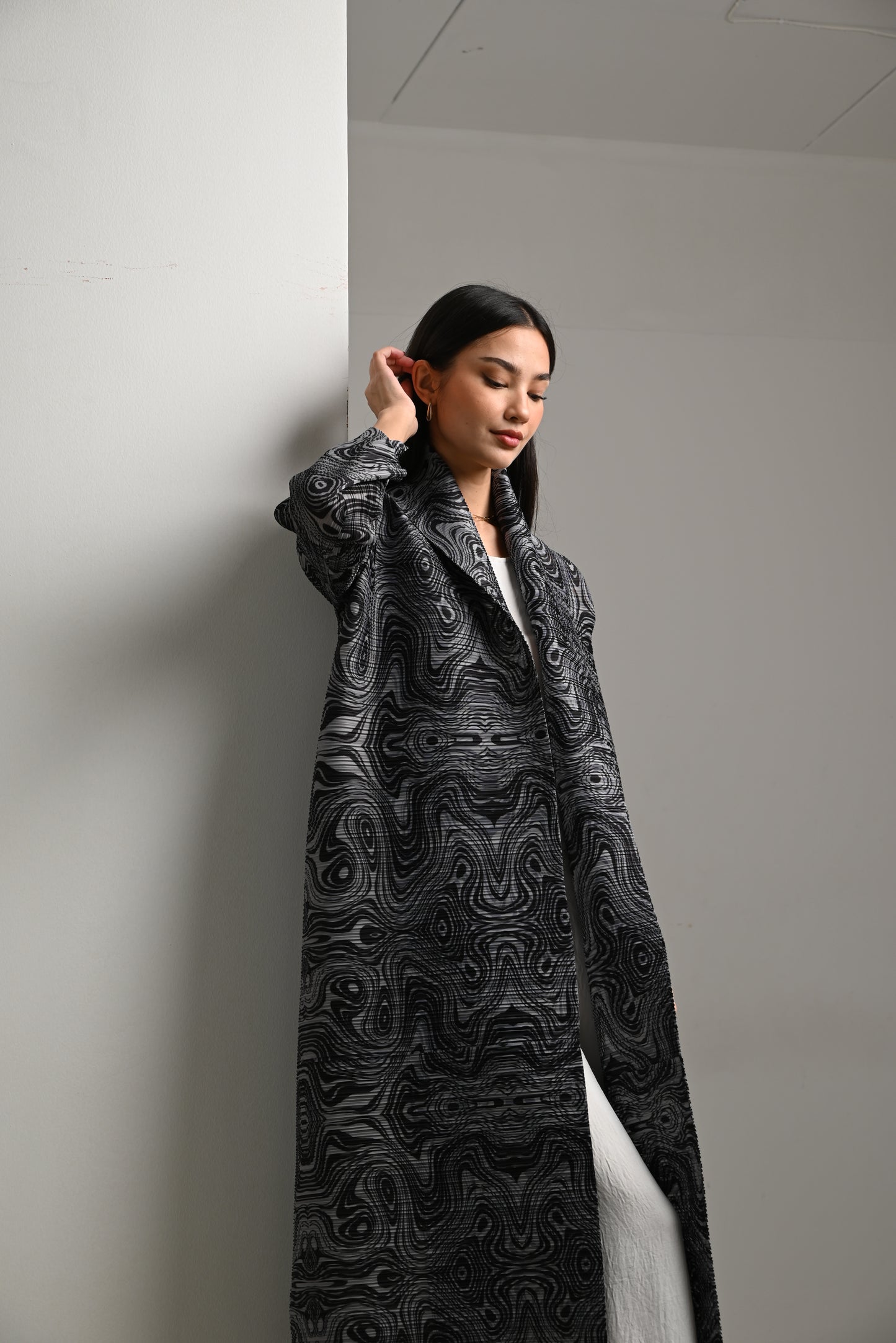 Swirls Patterned Pleats Abaya