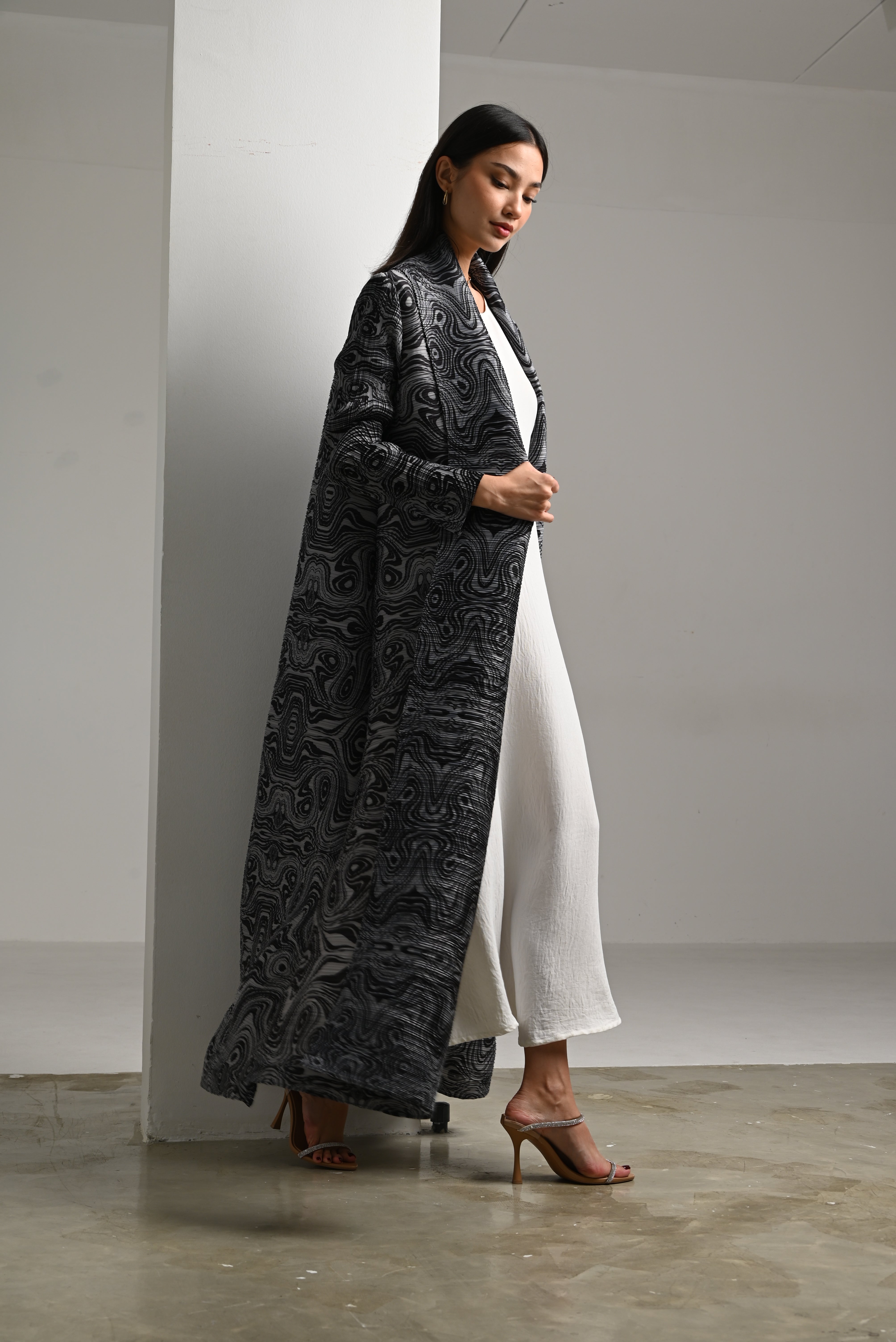 Swirls Patterned Pleats Abaya