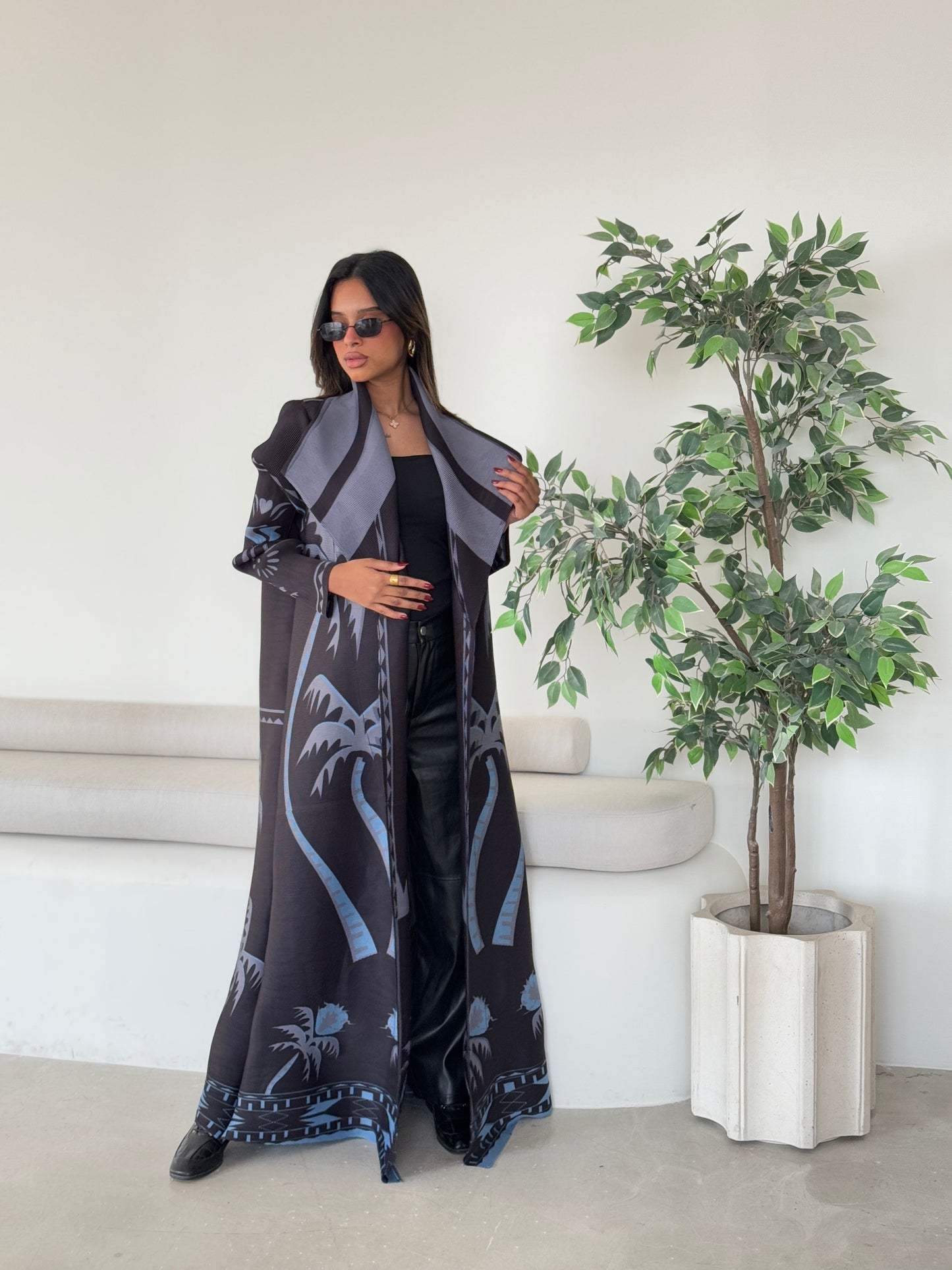 Palms Shawl Pattern Pleats Abaya