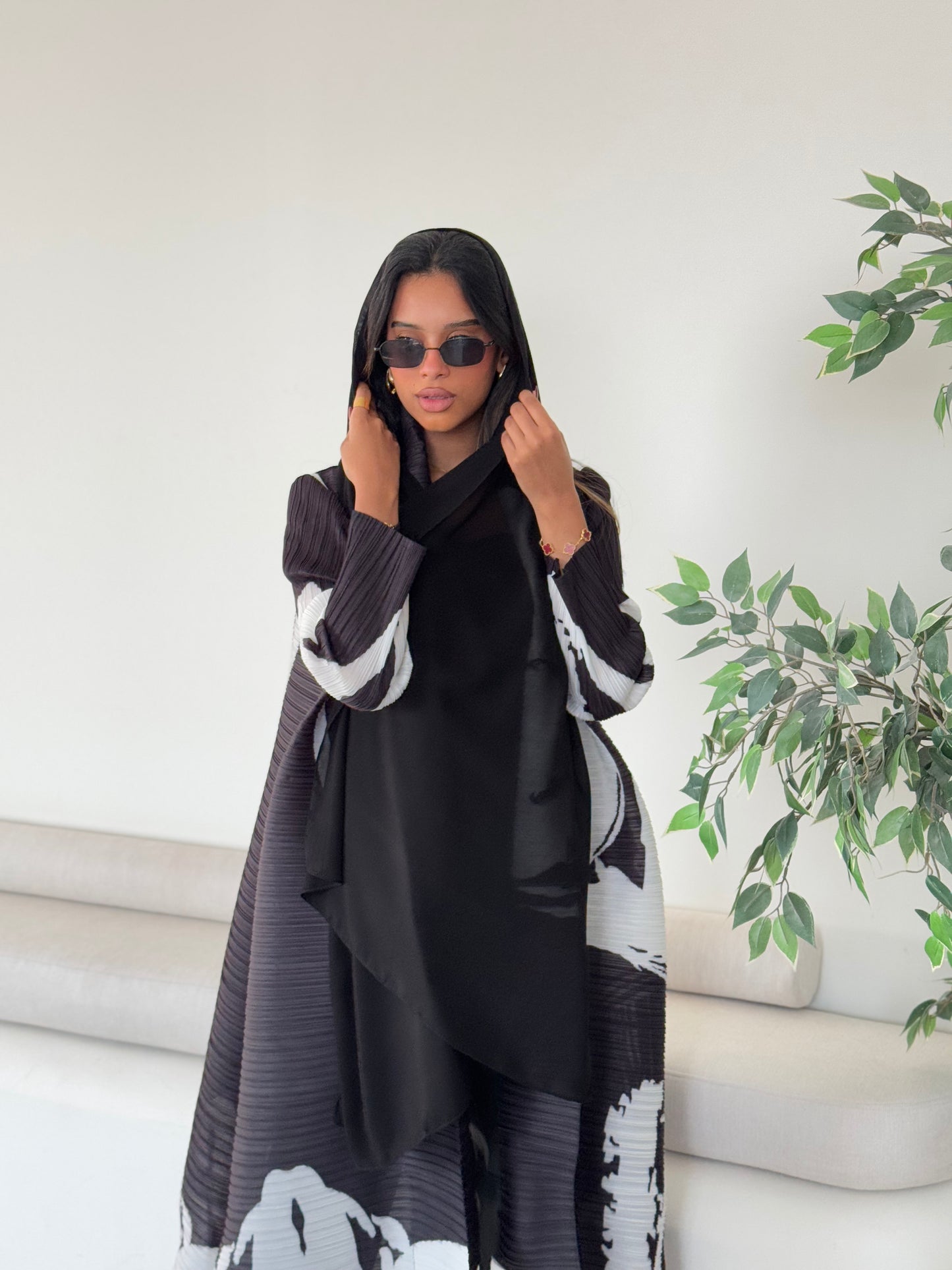 Monochrome Patterned Pleats Abaya